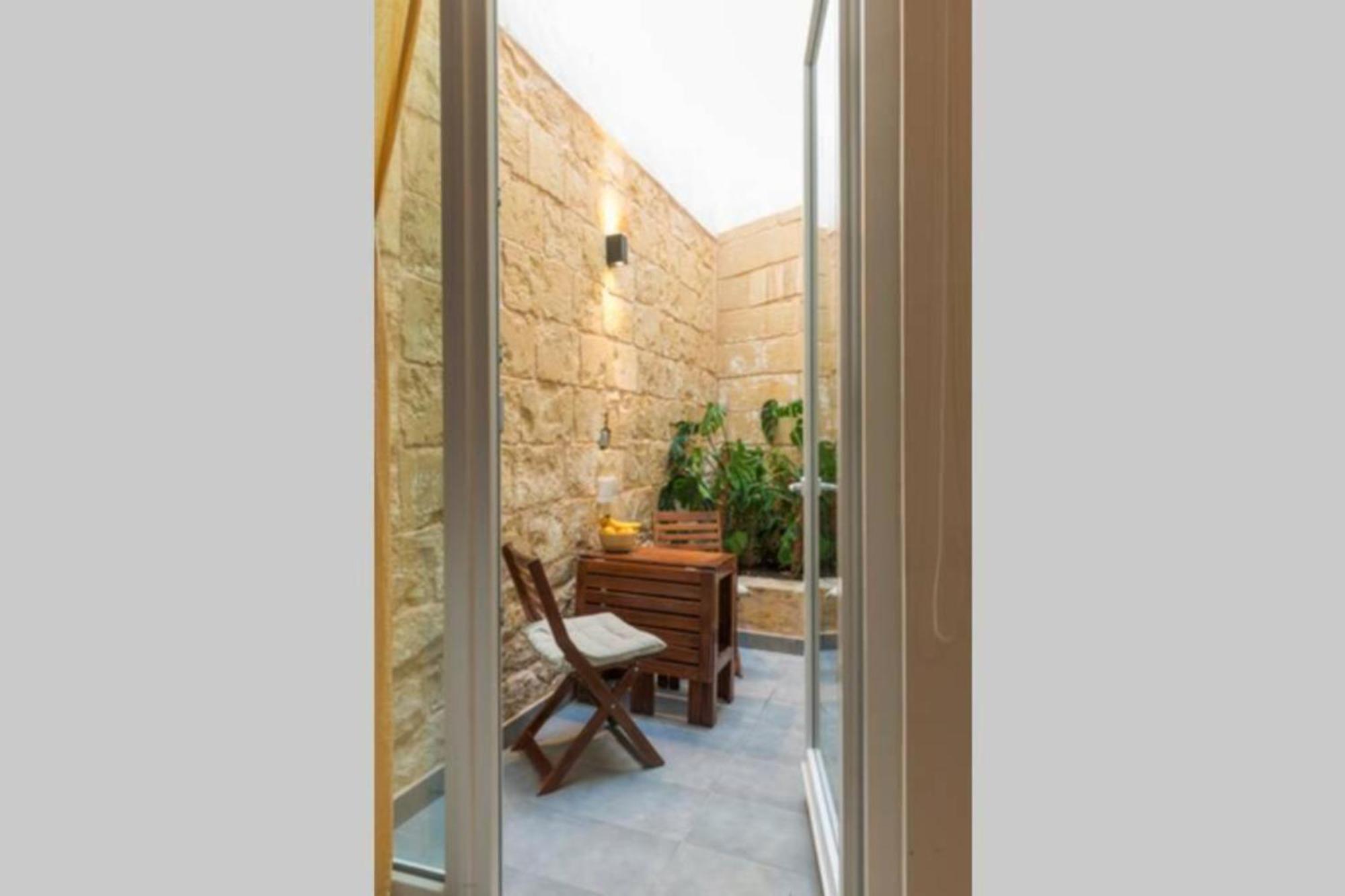 Authentic Gf Apartment With Terrace At The 3 Cities Marina Cospicua Exteriör bild